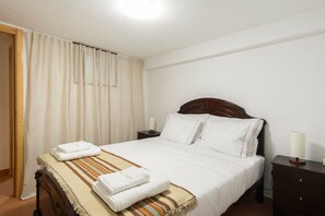 2 bedrooms, internet, bed sheets