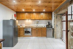 ثلاجة، ميكروويف، فرن، غسالة أطباق