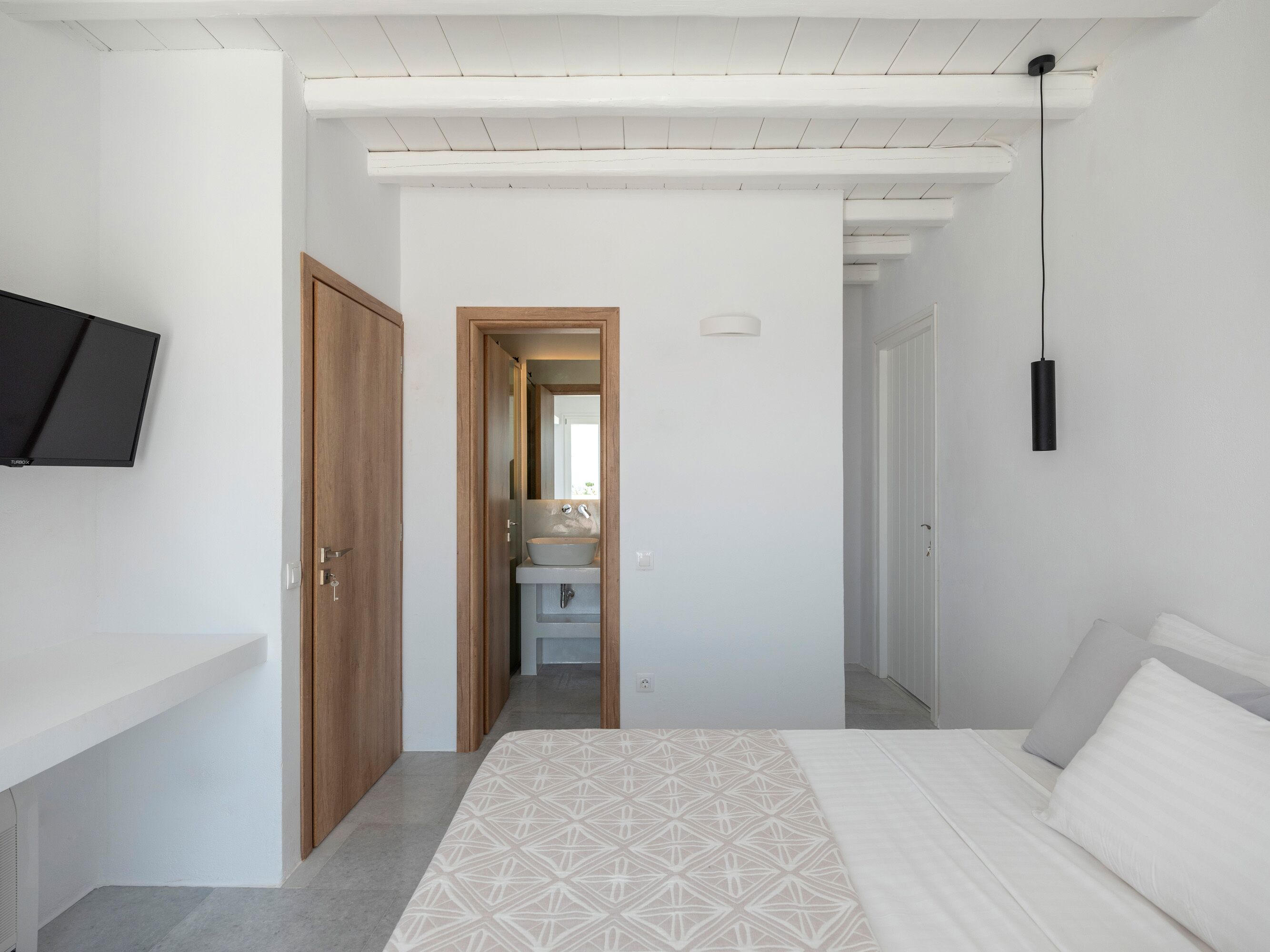 5 bedrooms, iron/ironing board, free WiFi, bed sheets