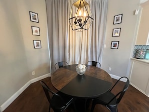 Dining - 🏡 Downtown Stroll Retreat — Park Views & Perfect Location! (McKinney)