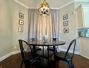 Dining - 🏡 Downtown Stroll Retreat — Park Views & Perfect Location! (McKinney)