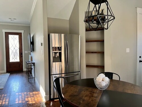 🏡 Downtown Stroll Retreat — Park Views & Perfect Location!