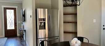 🏡 Downtown Stroll Retreat — Park Views & Perfect Location!