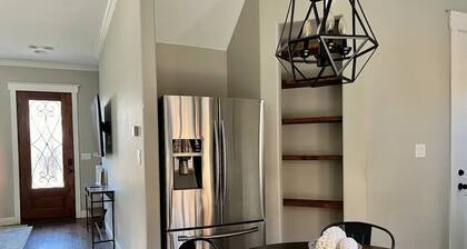 🏡 Downtown Stroll Retreat — Park Views & Perfect Location!