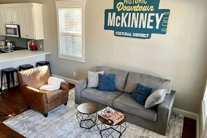 TV - 🏡 Downtown Stroll Retreat — Park Views & Perfect Location! (McKinney)