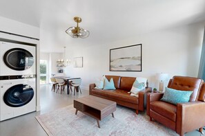 TV, fireplace - Fully remodeled condo near Fashion Square with pool, fireplace, patio, streaming (Scottsdale)