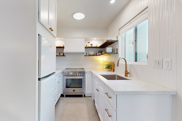 Fridge, microwave, oven, stovetop - Fully remodeled condo near Fashion Square with pool, fireplace, patio, streaming (Scottsdale)