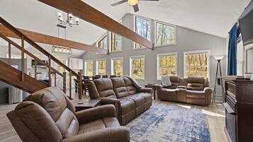 Smart TV, caminetto, libri