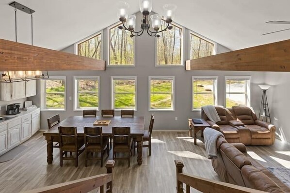 Älytelevisio, takka, kirjoja