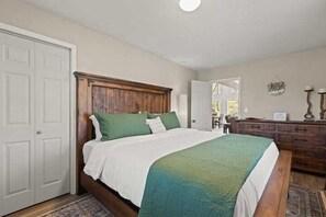 3 عدّة غرف نوم ومكواة/لوح كي وواي فاي وملاءات أسرّة