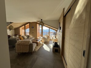 Smart-TV, Kamin, Videothek, Stereoanlage