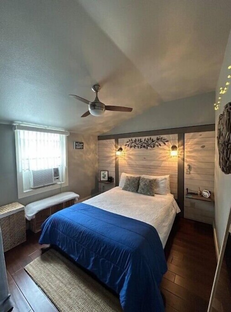 Tiny Cottage  15 Min From Universal  Sleeps 6 - Orlando, FL
