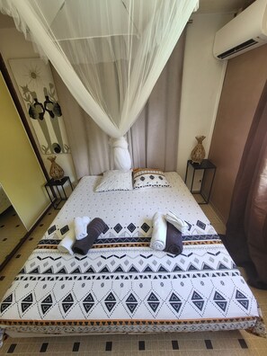 5 bedrooms, iron/ironing board, free WiFi, bed sheets