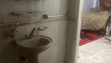 Comfort-Apartment | Badezimmer | Komfortbadewanne, Regendusche, Designer-Toilettenartikel, Haartrockner