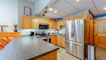 雪櫃、微波爐、焗爐、爐具