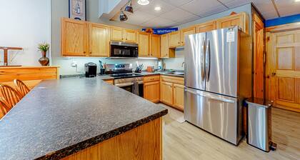 Cozy, ground-floor duplex retreat with direct shuttle service to Sugarloaf