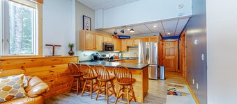 Cozy, ground-floor duplex retreat with direct shuttle service to Sugarloaf