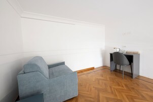 Quarto casal clássico | Área de estar | TV de tela plana 32 polegadas com canais via satélite