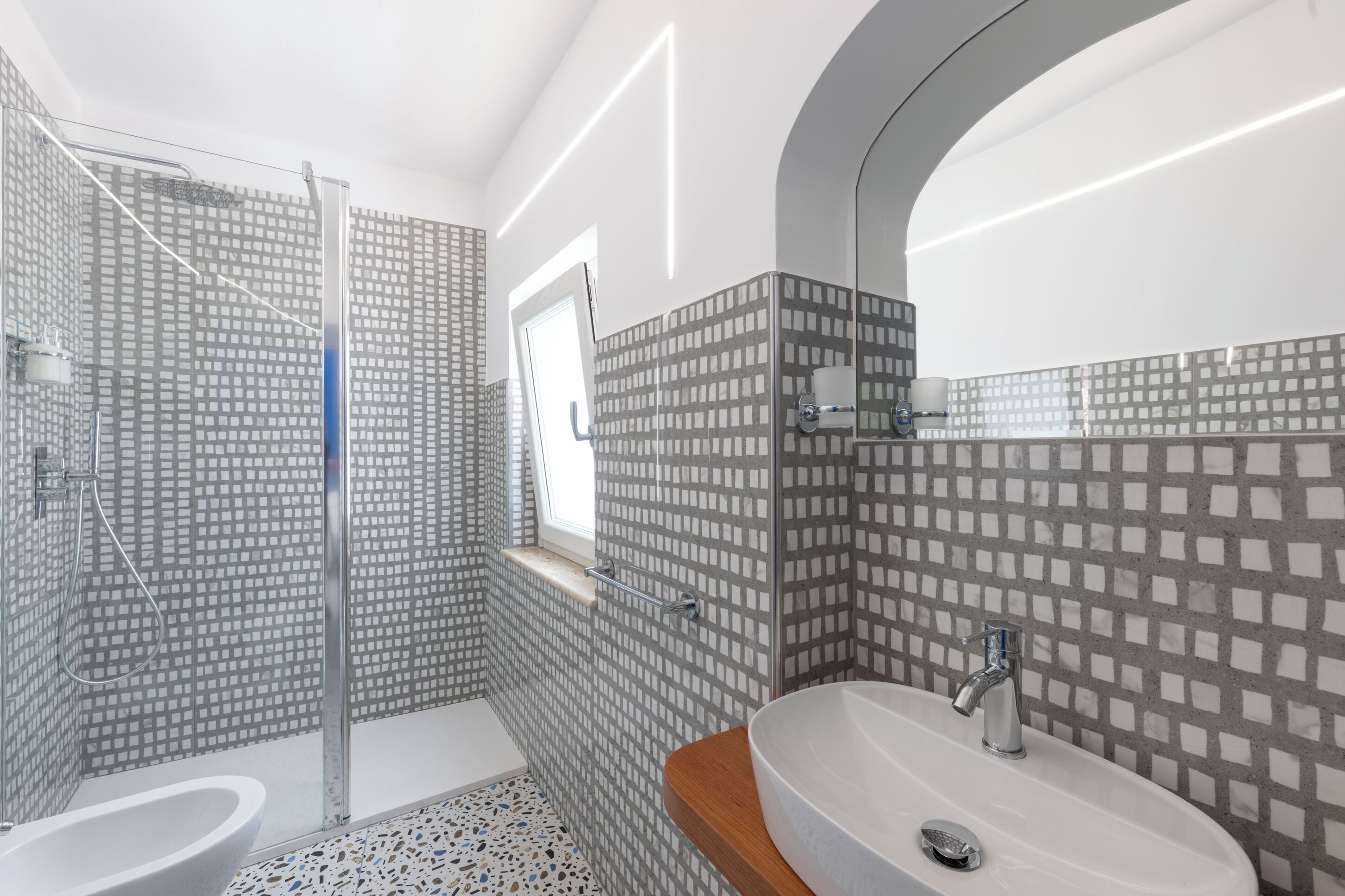 Dobbeltrom – comfort | Bad | Dusj, regndusjhode, toalettartikler (inkludert) og hårføner