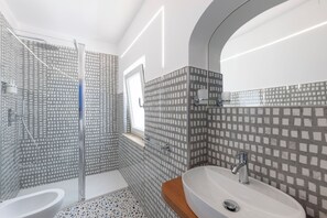 コンフォート ダブルルーム | バスルーム | シャワー、レインフォールシャワー、バスアメニティ (無料)、ヘアドライヤー