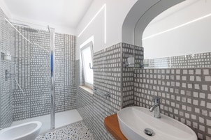 Habitación Confort doble | Baño | Ducha y cabezal de ducha tipo lluvia