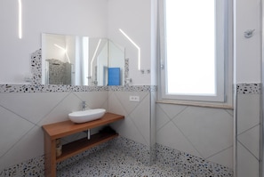 Deluxe Double Room | Bathroom | Shower, rainfall showerhead, free toiletries, hair dryer