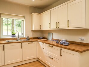 Fridge, dishwasher, electric kettle, toaster - Upper Lodge (Windermere)