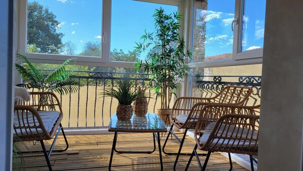 Terrace/patio - Maison de Campagne Dans le Gard à 10 min de Bagnol-sur-cèze ! (Saint-André-d'Orélagues)