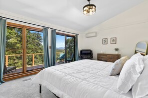 4 bedrooms, desk, iron/ironing board, travel cot - Mountain-Top Adventure meets Picturesque Retreat (Jasper)
