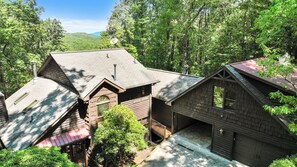 Exterior - Mountain-Top Adventure meets Picturesque Retreat (Jasper)