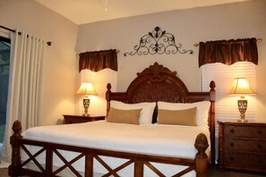 4 bedrooms, in-room safe, iron/ironing board, free WiFi - Relax Private Heated Pool & Hot Tub; 6 miles to Disney; Minutes to Universal (Kissimmee)