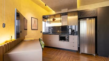 Full-size fridge, microwave, stovetop