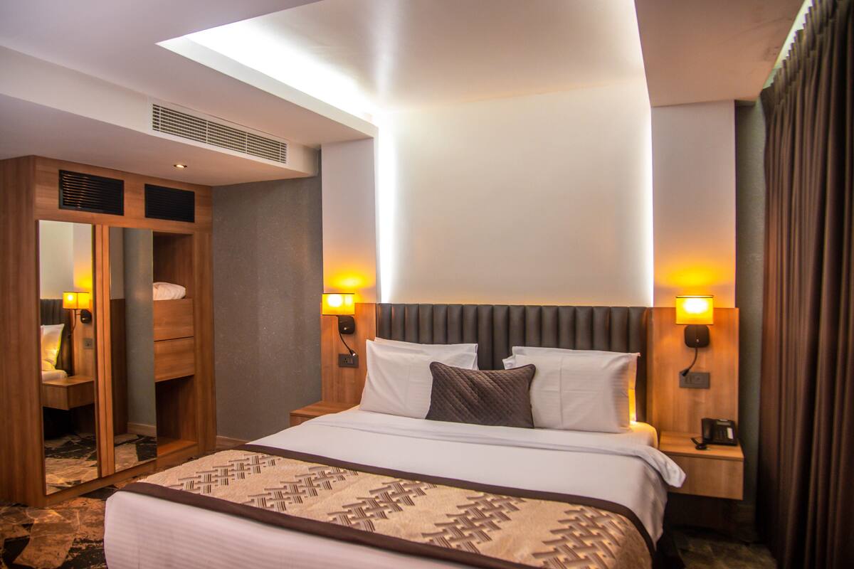 Deluxe Room | In-room safe, desk, laptop workspace, blackout drapes