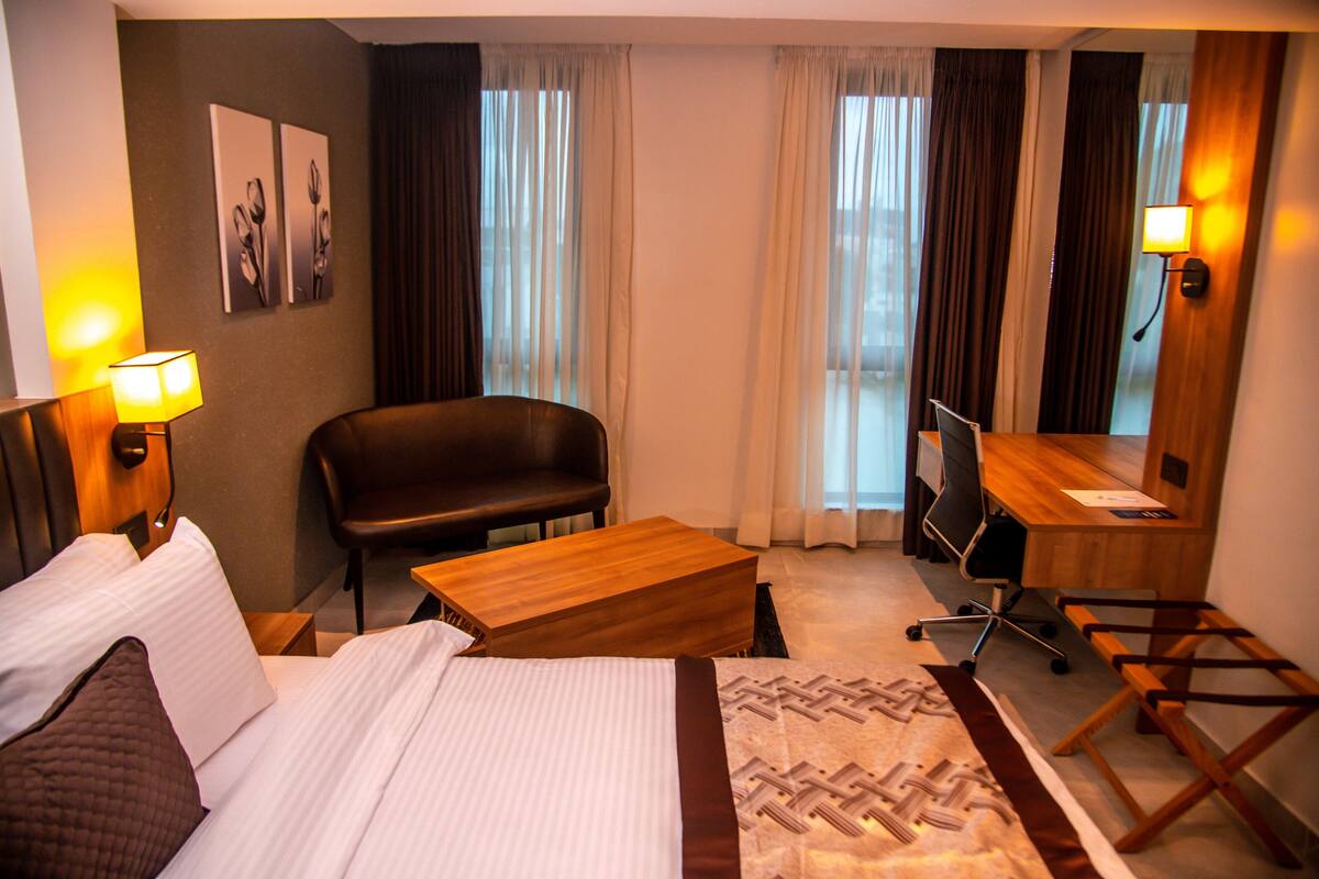 Executive Room | In-room safe, desk, laptop workspace, blackout drapes