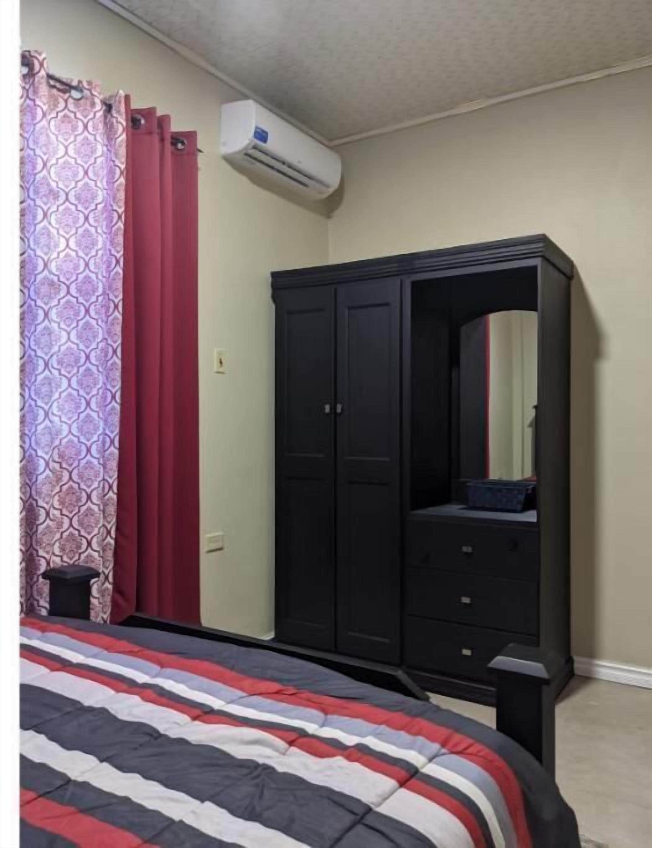 2 habitaciones, tabla de planchar con plancha, wifi y ropa de cama 