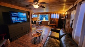 Smart TV, fireplace, video games, books - Le Merisier, Chalet Authentique et Rustique (Nominingue)