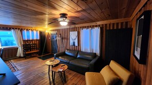 TV connectée, cheminée, jeux vidéo, livres