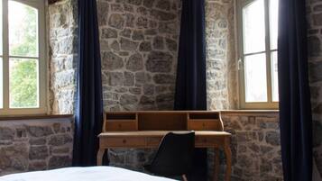 5 bedrooms, iron/ironing board, WiFi, bed sheets
