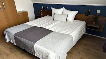 经济双床房 | 客房内保险箱、遮光窗帘、免费 WiFi、床单