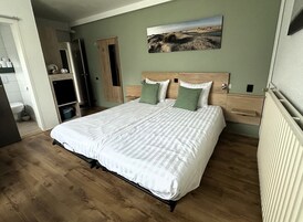 Caja de seguridad en la habitación, cortinas blackout y wifi gratis 