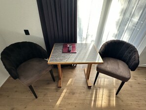 Habitación Deluxe con 2 camas individuales, balcón | Caja fuerte, cortinas opacas, wifi gratis y ropa de cama