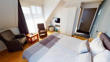 Deluxe Twin Room, Terrace | In-room safe, blackout drapes, free WiFi, bed sheets