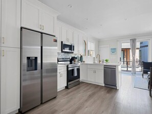 Een koelkast, een microgolfoven, een oven, een kookplaat