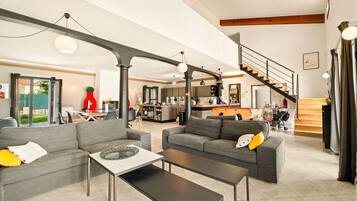 Smart-tv, eldstad, bordsfotboll och böcker