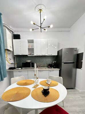 Geladeira, micro-ondas, cooktop