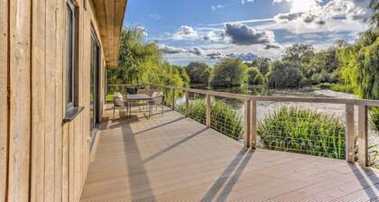 2 x Luxury Lakeside Eco Lodges with boat, 4km of walkways & lots of wildlife.