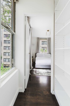 2 slaapkamers, een bureau, een strijkplank/strijkijzer, reisbedje