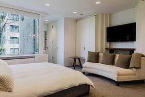 4 slaapkamers, een bureau, een strijkplank/strijkijzer, reisbedje