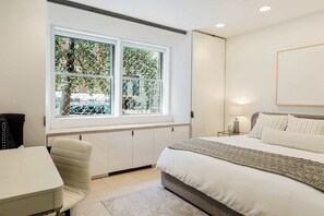 4 habitaciones, escritorio y tabla de planchar con plancha 
