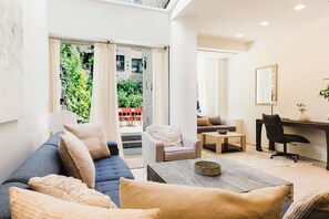 Televisión, chimenea, estéreo y oficina 